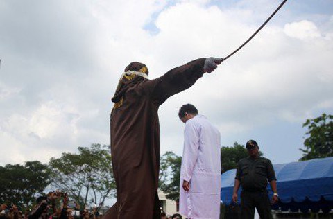 Bốn người Indonesia có thể bị phạt roi vì nghi hành vi tình dục đồng giới - Ảnh 2. Bốn người Indonesia có thể bị phạt roi vì nghi hành vi tình dục đồng giới - Ảnh 2.