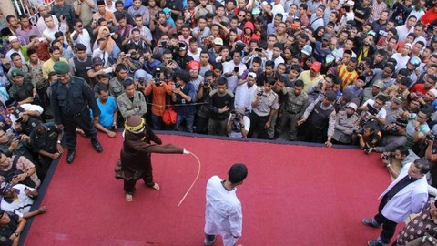 Bốn người Indonesia có thể bị phạt roi vì nghi hành vi tình dục đồng giới - Ảnh 1. Bốn người Indonesia có thể bị phạt roi vì nghi hành vi tình dục đồng giới - Ảnh 1.