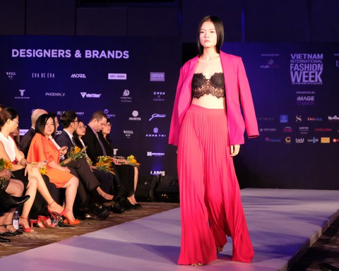30 nhà thiết kế, 400 người mẫu tham gia Tuần lễ thời trang quốc tế - Ảnh 4. 30 nhà thiết kế, 400 người mẫu tham gia Tuần lễ thời trang quốc tế - Ảnh 4.