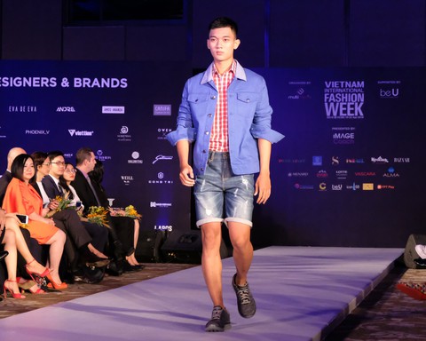 30 nhà thiết kế, 400 người mẫu tham gia Tuần lễ thời trang quốc tế - Ảnh 8. 30 nhà thiết kế, 400 người mẫu tham gia Tuần lễ thời trang quốc tế - Ảnh 8.