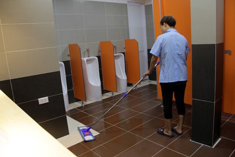 Nhà vệ sinh ở bến xe và chuyện cậu thanh niên khuyết tật - Ảnh 1. Nhà vệ sinh ở bến xe và chuyện cậu thanh niên khuyết tật - Ảnh 1.