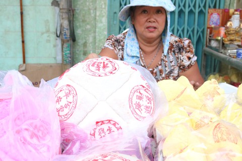 Dạo phố người Hoa mua đồ cúng Tết Thanh Minh - Ảnh 1. Dạo phố người Hoa mua đồ cúng Tết Thanh Minh - Ảnh 1.