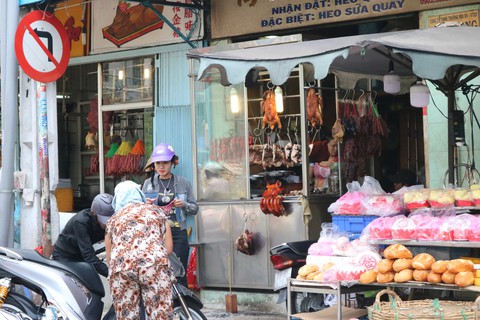 Dạo phố người Hoa mua đồ cúng Tết Thanh Minh - Ảnh 3. Dạo phố người Hoa mua đồ cúng Tết Thanh Minh - Ảnh 3.