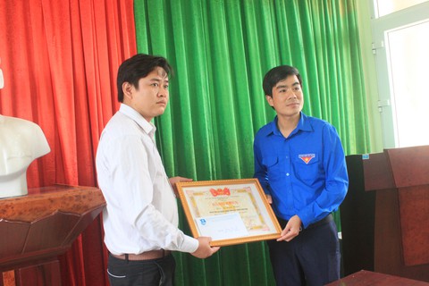 Nam thanh niên cứu cô gái tự tử được tặng bằng khen - Ảnh 1. Nam thanh niên cứu cô gái tự tử được tặng bằng khen - Ảnh 1.