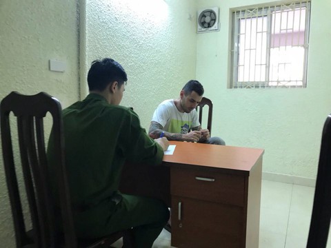 Hà Nội bắt chủ quán bar người Pháp bán cần sa - Ảnh 1. Hà Nội bắt chủ quán bar người Pháp bán cần sa - Ảnh 1.