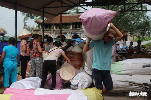 Phiên chợ nón làng Chuông bán chạy khắp nơi, mua ngồi 1 chỗ - Ảnh 9. Phiên chợ nón làng Chuông bán chạy khắp nơi, mua ngồi 1 chỗ - Ảnh 9.