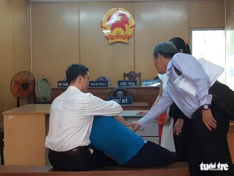 Chiếm đoạt thuốc của bệnh viện, bị phạt 15 năm tù - Ảnh 2. Chiếm đoạt thuốc của bệnh viện, bị phạt 15 năm tù - Ảnh 2.