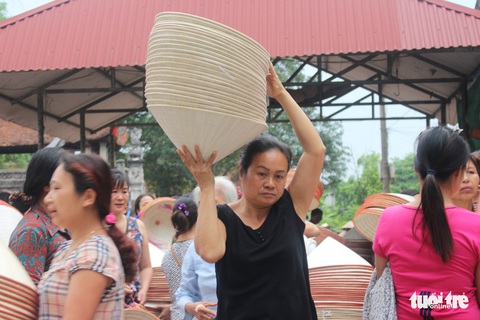 Phiên chợ nón làng Chuông bán chạy khắp nơi, mua ngồi 1 chỗ - Ảnh 4. Phiên chợ nón làng Chuông bán chạy khắp nơi, mua ngồi 1 chỗ - Ảnh 4.