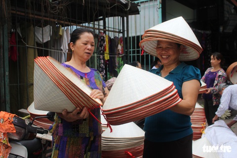 Phiên chợ nón làng Chuông bán chạy khắp nơi, mua ngồi 1 chỗ - Ảnh 5. Phiên chợ nón làng Chuông bán chạy khắp nơi, mua ngồi 1 chỗ - Ảnh 5.