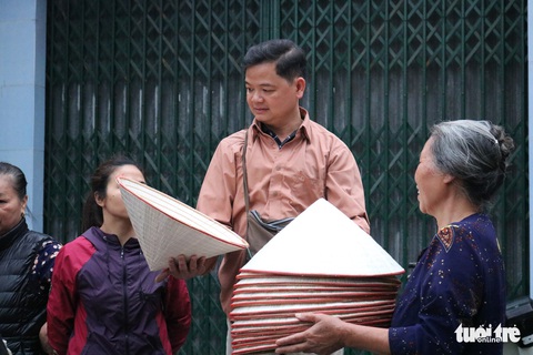 Phiên chợ nón làng Chuông bán chạy khắp nơi, mua ngồi 1 chỗ - Ảnh 8. Phiên chợ nón làng Chuông bán chạy khắp nơi, mua ngồi 1 chỗ - Ảnh 8.