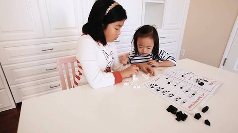 Cô bé 9 tuổi xuất bản sách cho em bị bệnh Down - Ảnh 2. Cô bé 9 tuổi xuất bản sách cho em bị bệnh Down - Ảnh 2.