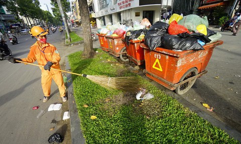 Các quận, huyện quyết định đơn giá đấu thầu rác - Ảnh 1. Các quận, huyện quyết định đơn giá đấu thầu rác - Ảnh 1.