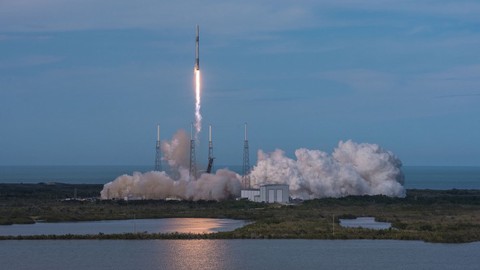 SpaceX phóng tên lửa mang theo… tinh trùng lên ISS - Ảnh 1. SpaceX phóng tên lửa mang theo… tinh trùng lên ISS - Ảnh 1.