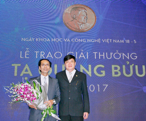 Đường lên đỉnh cao khoa học của thầy dạy toán tỉnh lẻ Nguyễn Sum - Ảnh 2. Đường lên đỉnh cao khoa học của thầy dạy toán tỉnh lẻ Nguyễn Sum - Ảnh 2.