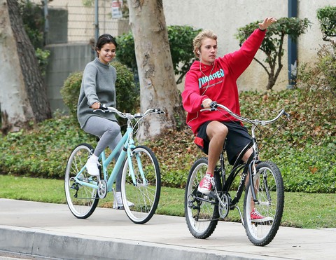 Selena Gomez và hình ảnh cô phù thủy trưởng thành tuổi 26 - Ảnh 7. Selena Gomez và hình ảnh cô phù thủy trưởng thành tuổi 26 - Ảnh 7.