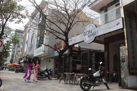 Phát hiện 7 bảng hiệu tiếng nước ngoài đè tiếng Việt - Ảnh 2. Phát hiện 7 bảng hiệu tiếng nước ngoài đè tiếng Việt - Ảnh 2.