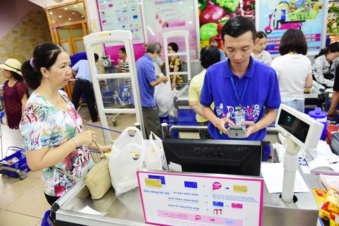 Mua sắm chỉ cần cà, quẹt - Ảnh 1. Mua sắm chỉ cần cà, quẹt - Ảnh 1.