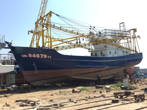 Doanh nghiệp nói ngư dân ngang ngược không nhận tàu vỏ thép 16,5 tỉ - Ảnh 1. Doanh nghiệp nói ngư dân ngang ngược không nhận tàu vỏ thép 16,5 tỉ - Ảnh 1.