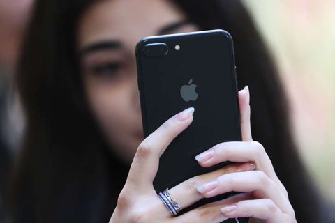 Apple đang phát triển màn hình cong như Samsung? - Ảnh 1. Apple đang phát triển màn hình cong như Samsung? - Ảnh 1.