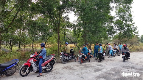 Cả trăm người bao vây, đốt bãi lau sậy tìm nghi can cướp xe máy - Ảnh 3. Cả trăm người bao vây, đốt bãi lau sậy tìm nghi can cướp xe máy - Ảnh 3.