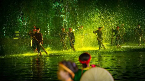 Tòa thụ lý vụ đạo diễn Việt Tú bị kiện bản quyền vở Ngày xưa - Ảnh 1. Tòa thụ lý vụ đạo diễn Việt Tú bị kiện bản quyền vở Ngày xưa - Ảnh 1.