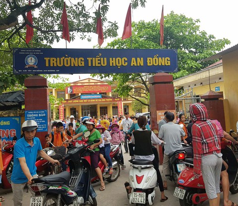 Yêu cầu xử nghiêm cô giáo bắt học sinh uống nước giặt giẻ lau bảng - Ảnh 1. Yêu cầu xử nghiêm cô giáo bắt học sinh uống nước giặt giẻ lau bảng - Ảnh 1.