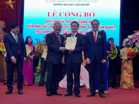 Lào muốn Việt Nam tư vấn về việc xét duyệt GS, PGS - Ảnh 1. Lào muốn Việt Nam tư vấn về việc xét duyệt GS, PGS - Ảnh 1.