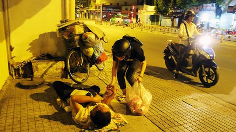 Một lần vô tâm với ông già mù, 20 năm qua tôi vẫn còn xấu hổ - Ảnh 1. Một lần vô tâm với ông già mù, 20 năm qua tôi vẫn còn xấu hổ - Ảnh 1.