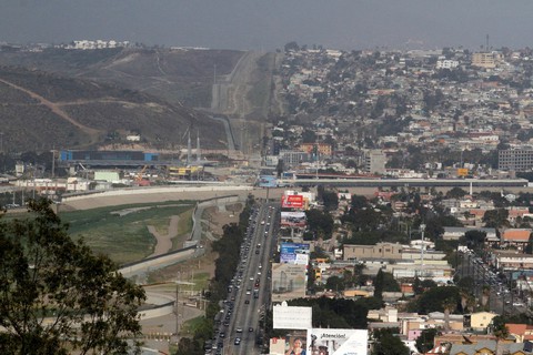 Ông Trump muốn giữ lính ở biên giới Mexico tới khi xây xong bức tường - Ảnh 1. Ông Trump muốn giữ lính ở biên giới Mexico tới khi xây xong bức tường - Ảnh 1.
