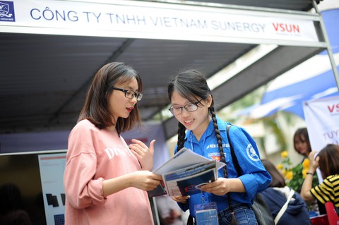 Gần 1.000 cơ hội cho sinh viên tại Ngày hội việc làm 2018 - Ảnh 1. Gần 1.000 cơ hội cho sinh viên tại Ngày hội việc làm 2018 - Ảnh 1.
