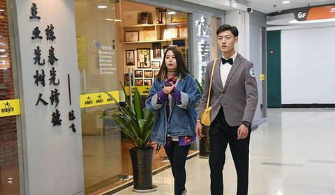 Siêu thị Trung Quốc mở dịch vụ thuê trai đẹp đi mua sắm - Ảnh 2. Siêu thị Trung Quốc mở dịch vụ thuê trai đẹp đi mua sắm - Ảnh 2.