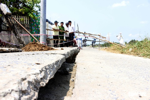 Nhà mới xây tránh sạt lở tiếp tục bị hàm ếch gây nứt - Ảnh 4. Nhà mới xây tránh sạt lở tiếp tục bị hàm ếch gây nứt - Ảnh 4.