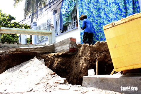 Nhà mới xây tránh sạt lở tiếp tục bị hàm ếch gây nứt - Ảnh 1. Nhà mới xây tránh sạt lở tiếp tục bị hàm ếch gây nứt - Ảnh 1.