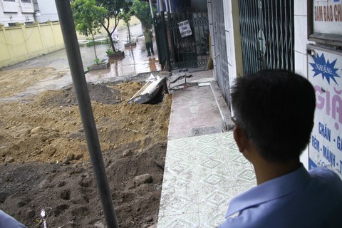 Dân lo sợ sống cạnh hai hố tử thần rộng cả trăm mét vuông - Ảnh 6. Dân lo sợ sống cạnh hai hố tử thần rộng cả trăm mét vuông - Ảnh 6.
