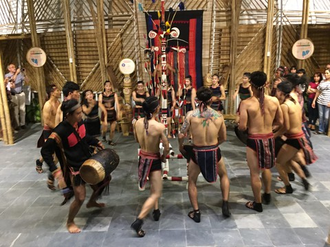 Nín thở, toát… mồ hôi khi xem Teh Dar ở Hội An - Ảnh 3. Nín thở, toát… mồ hôi khi xem Teh Dar ở Hội An - Ảnh 3.