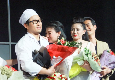 5B trở lại, Mỹ Uyên gục mặt vào vai Quý Bình òa khóc - Ảnh 1. 5B trở lại, Mỹ Uyên gục mặt vào vai Quý Bình òa khóc - Ảnh 1.