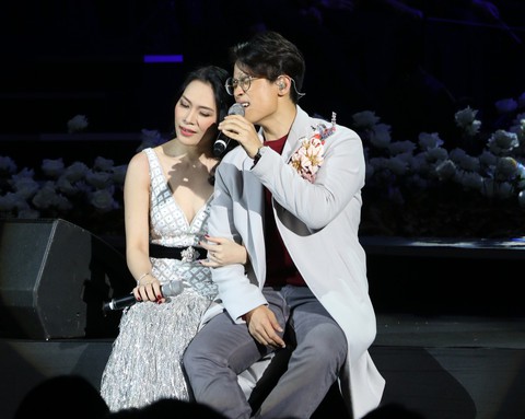 Đêm Romance và Hà Anh Tuấn lộn xộn thơm má Mỹ Tâm 4 lần - Ảnh 1. Đêm Romance và Hà Anh Tuấn lộn xộn thơm má Mỹ Tâm 4 lần - Ảnh 1.