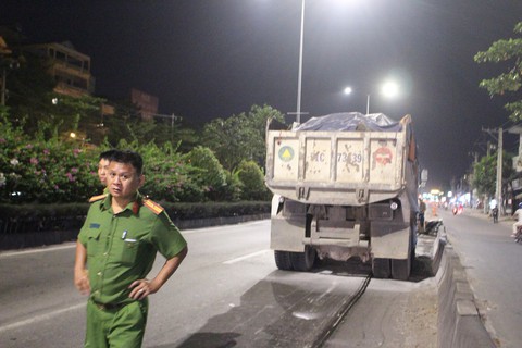 Xe máy bị xe ben cuốn vô gầm bốc cháy, hai người nguy kịch - Ảnh 3. Xe máy bị xe ben cuốn vô gầm bốc cháy, hai người nguy kịch - Ảnh 3.