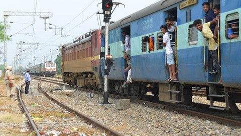 Tàu chở ngàn người, chạy lùi không đầu máy - Ảnh 3. Tàu chở ngàn người, chạy lùi không đầu máy - Ảnh 3.