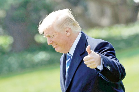 Ông Trump lưỡng đầu thọ địch - Ảnh 1. Ông Trump lưỡng đầu thọ địch - Ảnh 1.
