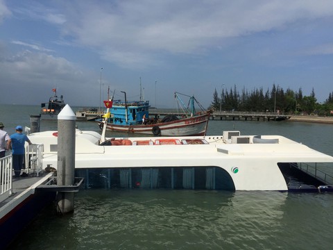 Tiến hành trục vớt tàu cao tốc bị nạn tại biển Cần Giờ - Ảnh 6. Tiến hành trục vớt tàu cao tốc bị nạn tại biển Cần Giờ - Ảnh 6.