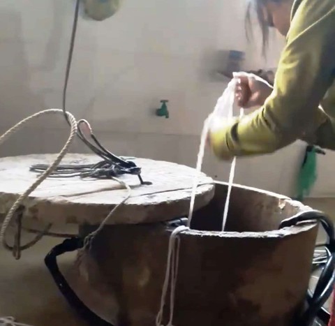 Múc hàng chục lít dầu từ giếng nước của người dân tại Hà Tĩnh - Ảnh 2. Múc hàng chục lít dầu từ giếng nước của người dân tại Hà Tĩnh - Ảnh 2.