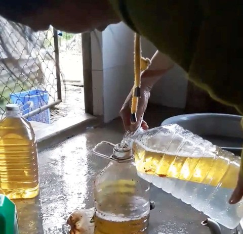Múc hàng chục lít dầu từ giếng nước của người dân tại Hà Tĩnh - Ảnh 1. Múc hàng chục lít dầu từ giếng nước của người dân tại Hà Tĩnh - Ảnh 1.