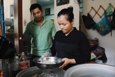 Cô gái 9X làm mẹ của hơn 100 chó mèo hoang - Ảnh 8. Cô gái 9X làm mẹ của hơn 100 chó mèo hoang - Ảnh 8.