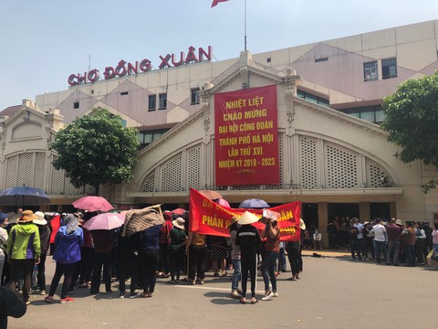 Lo chợ Đồng Xuân bị đập bỏ, hàng trăm tiểu thương tụ tập phản đối - Ảnh 2. Lo chợ Đồng Xuân bị đập bỏ, hàng trăm tiểu thương tụ tập phản đối - Ảnh 2.
