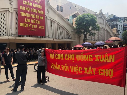 Lo chợ Đồng Xuân bị đập bỏ, hàng trăm tiểu thương tụ tập phản đối - Ảnh 1. Lo chợ Đồng Xuân bị đập bỏ, hàng trăm tiểu thương tụ tập phản đối - Ảnh 1.