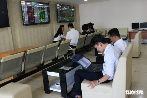 VN Index vượt ngưỡng 1.200 điểm nhờ ngân hàng, chứng khoán - Ảnh 1. VN Index vượt ngưỡng 1.200 điểm nhờ ngân hàng, chứng khoán - Ảnh 1.
