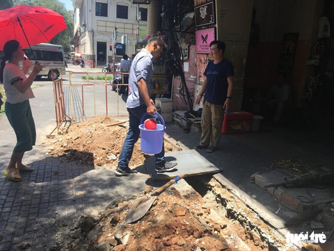 Dân Sài Gòn khổ sở vì cúp nước đột ngột cả ngày - Ảnh 1. Dân Sài Gòn khổ sở vì cúp nước đột ngột cả ngày - Ảnh 1.