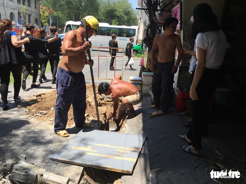 Dân Sài Gòn khổ sở vì cúp nước đột ngột cả ngày - Ảnh 2. Dân Sài Gòn khổ sở vì cúp nước đột ngột cả ngày - Ảnh 2.