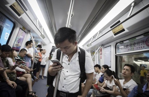 Xài điện thoại thông minh, con người ngày đần đi? - Ảnh 1. Xài điện thoại thông minh, con người ngày đần đi? - Ảnh 1.